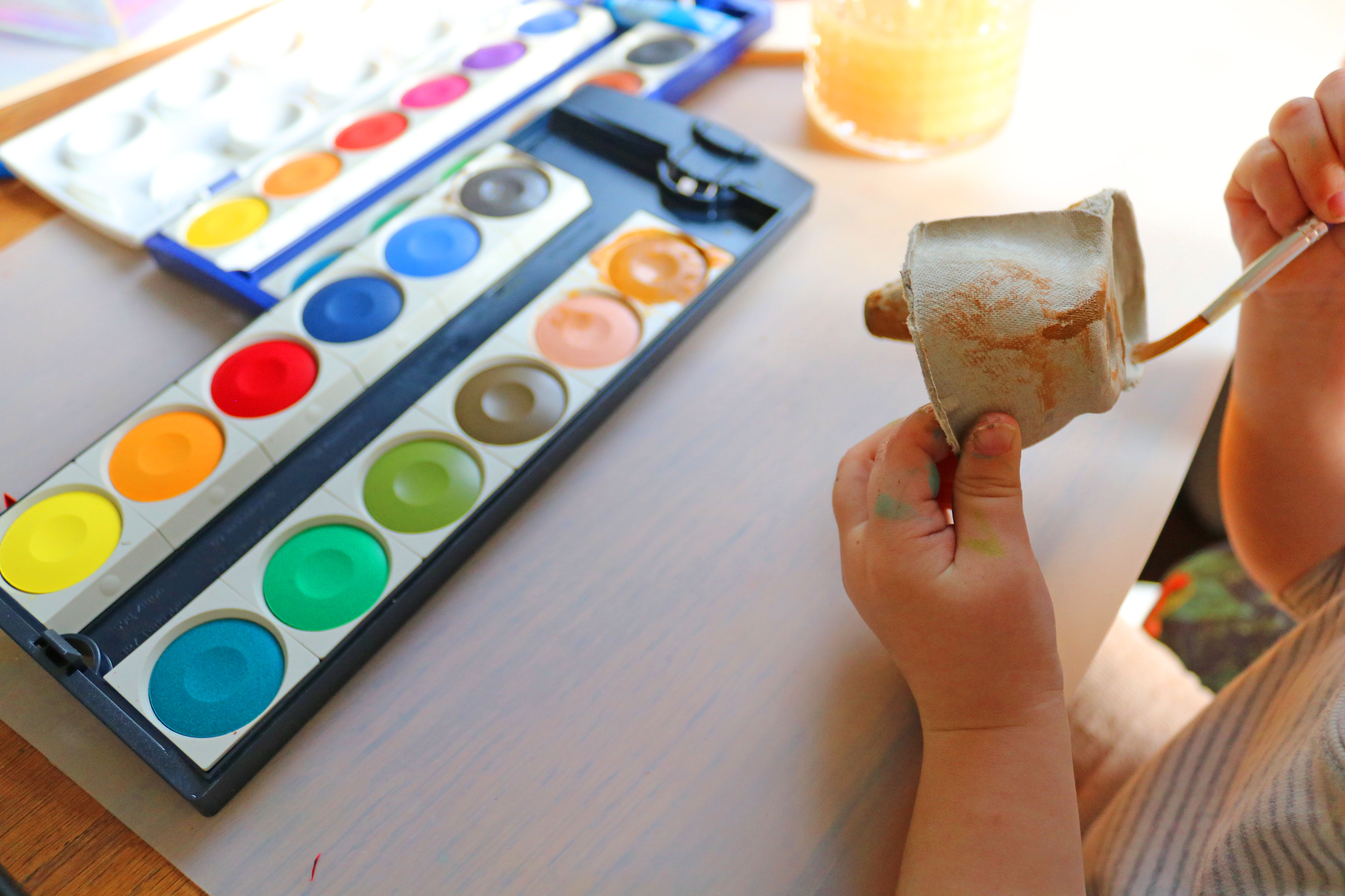 U3 Basteln Ostern Eierbecher Huhn Wasserfarbe