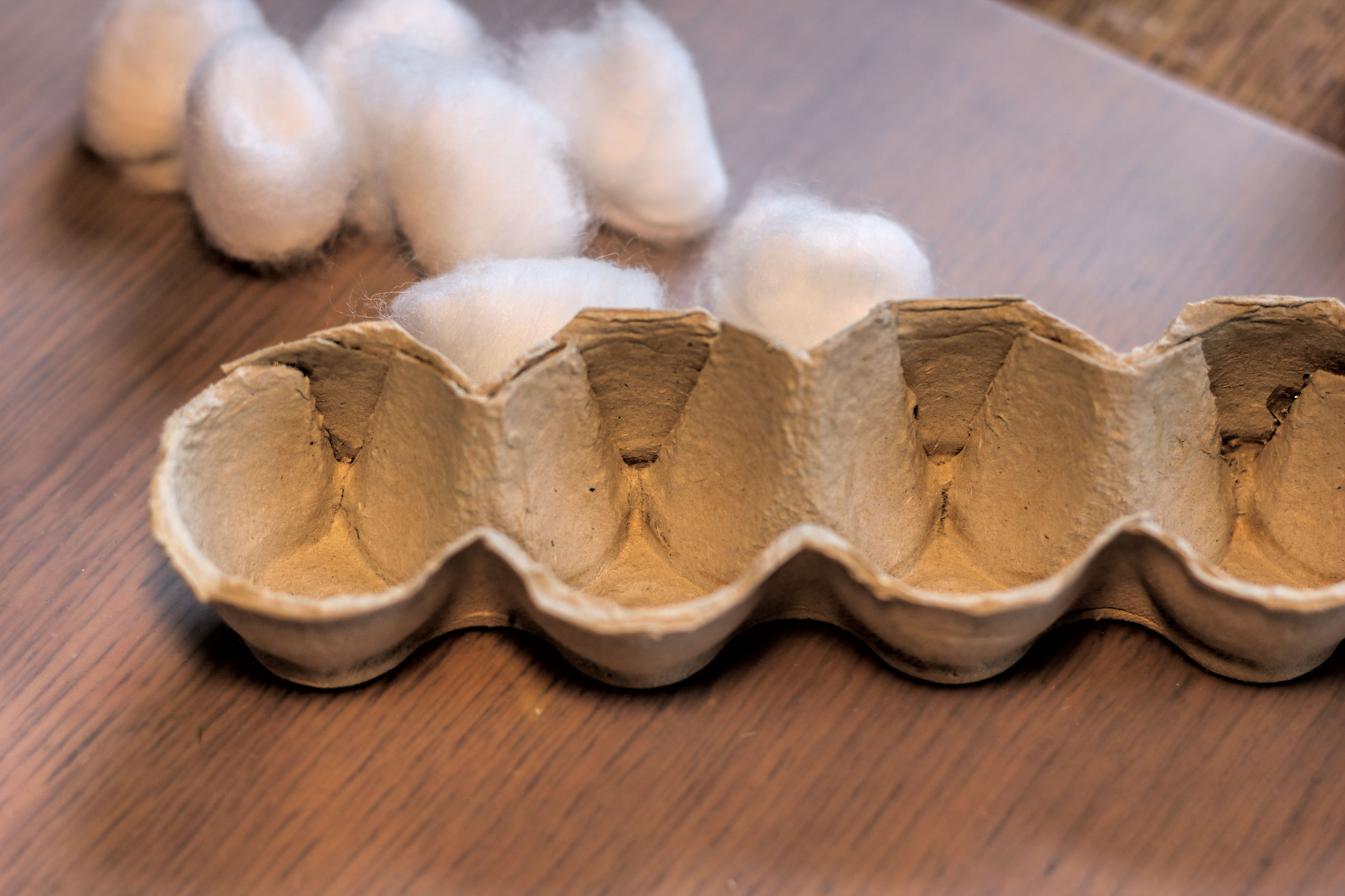 Eierkarton Raupe Kresseraupe basteln mit Kleinkind Ostern Frühjahr u3 unter 3 2 Jahre Wasserfarbe