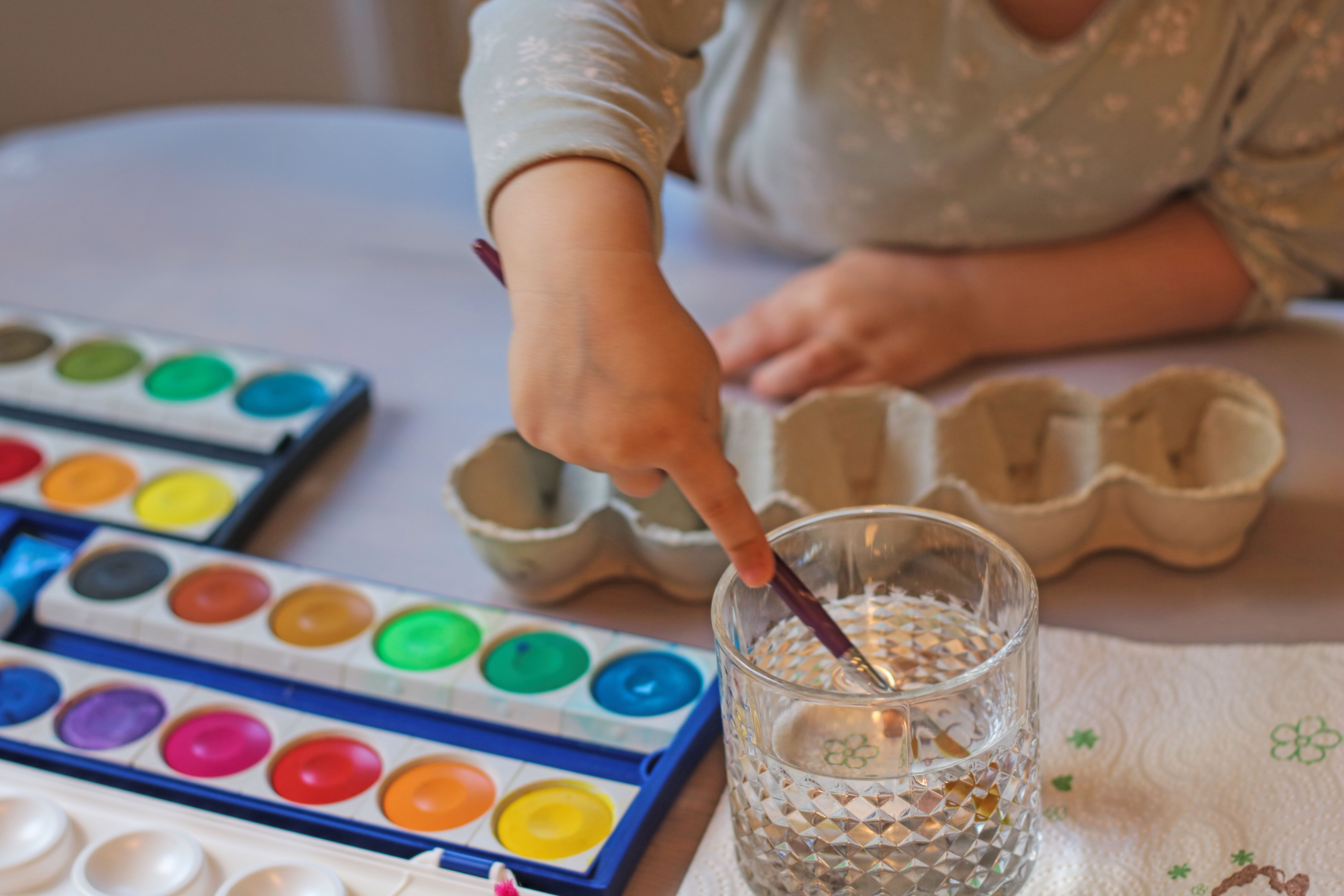 Eierkarton Raupe Kresseraupe basteln mit Kleinkind Ostern Frühjahr u3 unter 3 2 Jahre Wasserfarbe