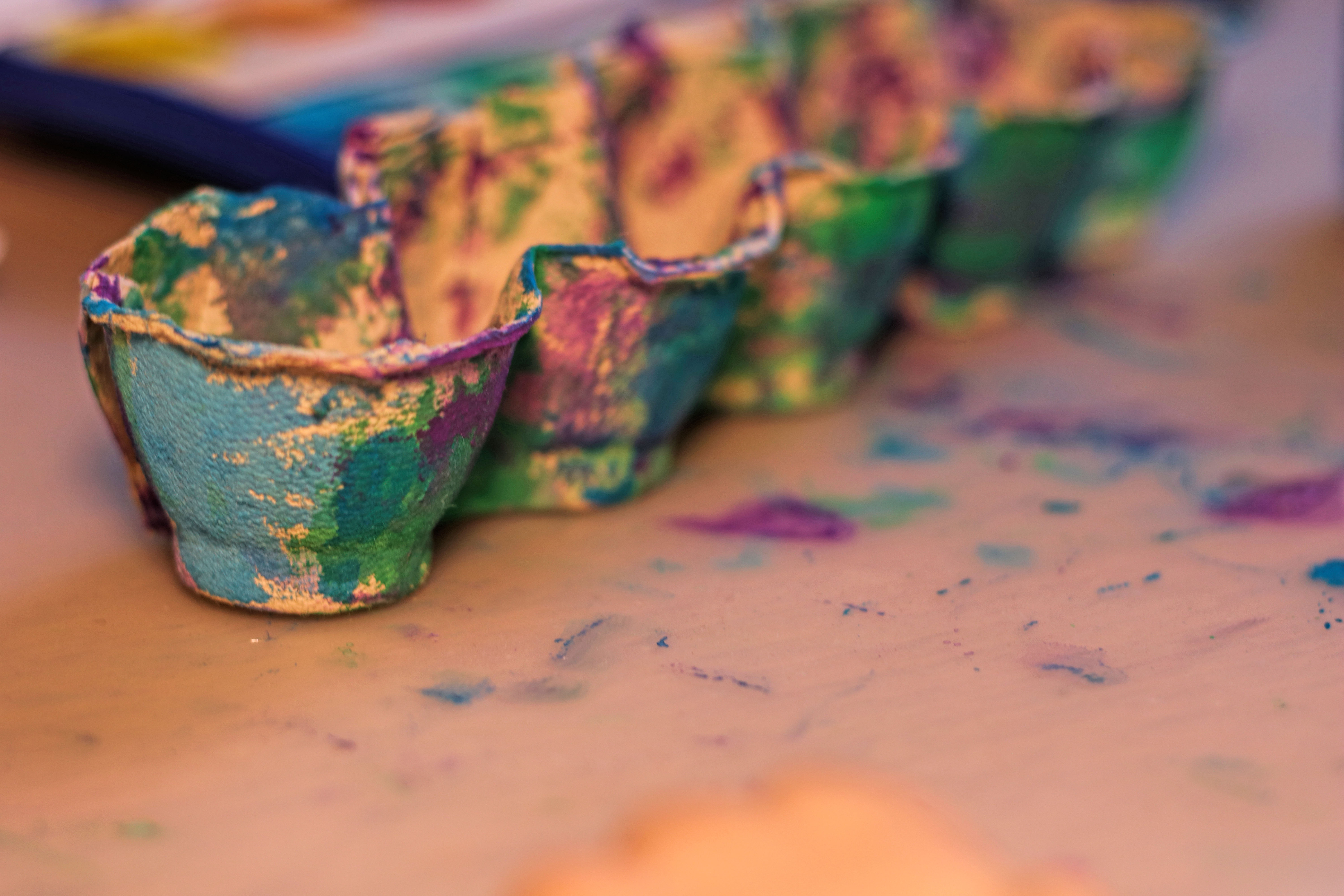 Eierkarton Raupe Kresseraupe basteln mit Kleinkind Ostern Frühjahr u3 unter 3 2 Jahre Wasserfarbe