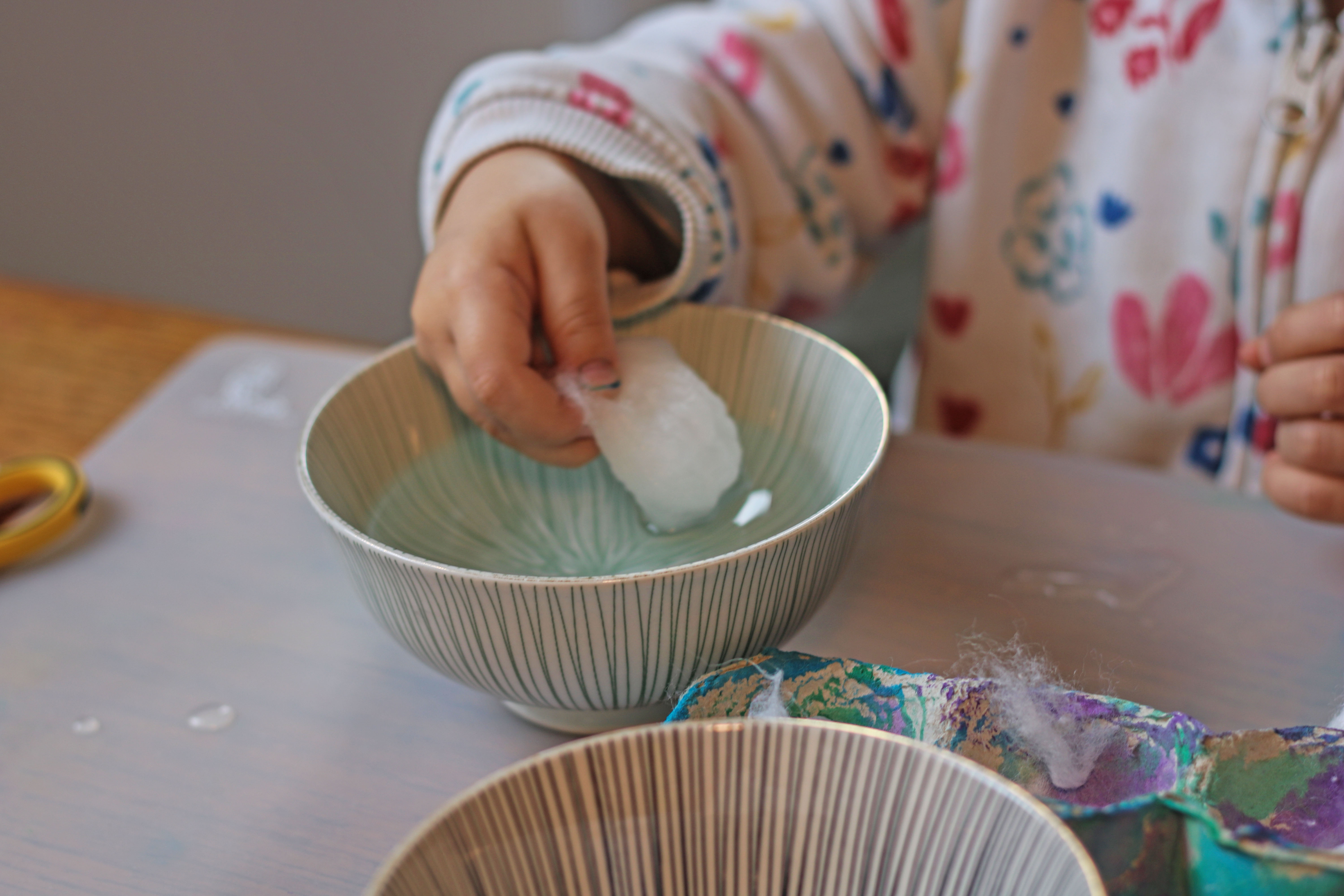Eierkarton Raupe Kresseraupe basteln mit Kleinkind Ostern Frühjahr u3 unter 3 2 Jahre Wasserfarbe