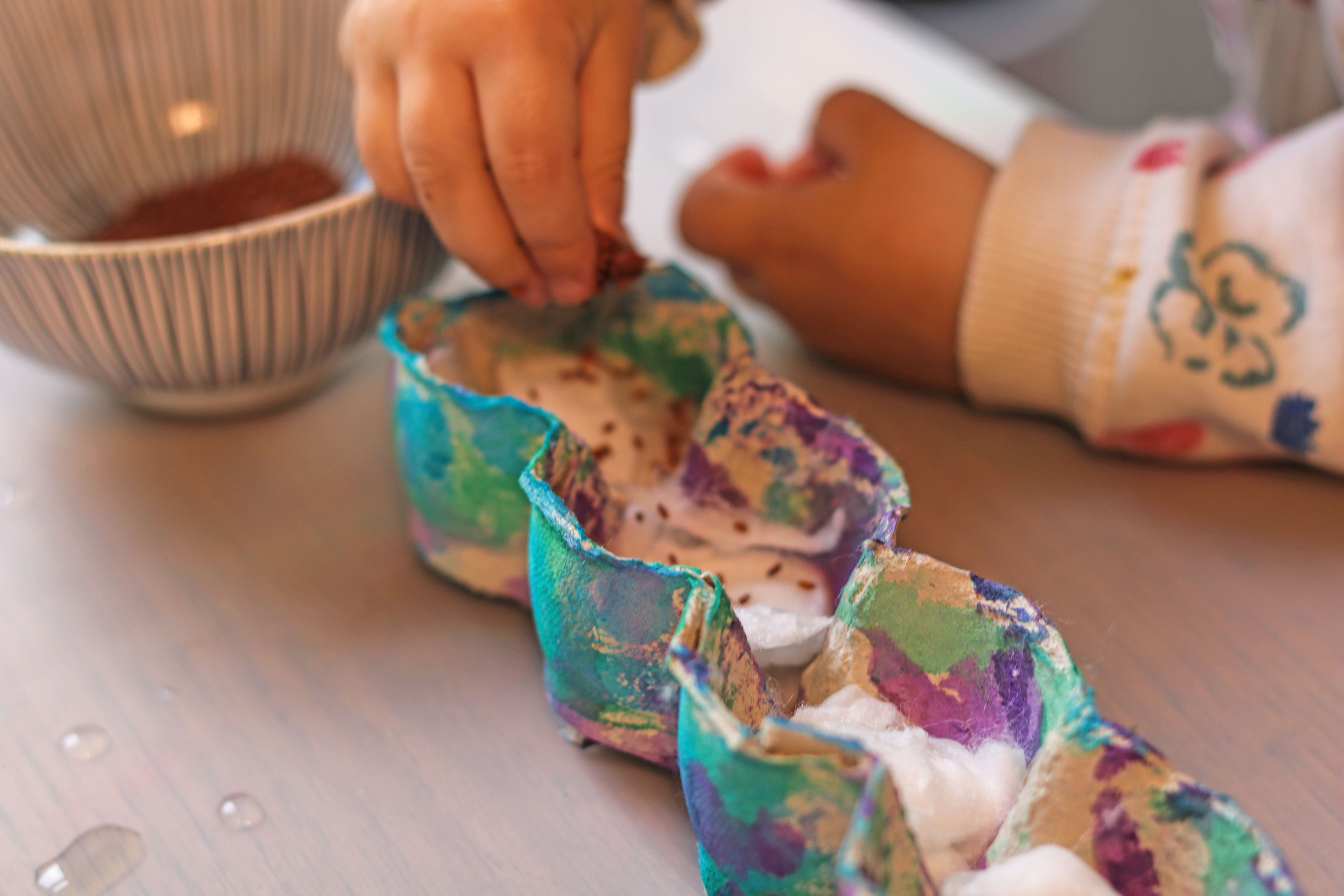 Eierkarton Raupe Kresseraupe basteln mit Kleinkind Ostern Frühjahr u3 unter 3 2 Jahre Wasserfarbe