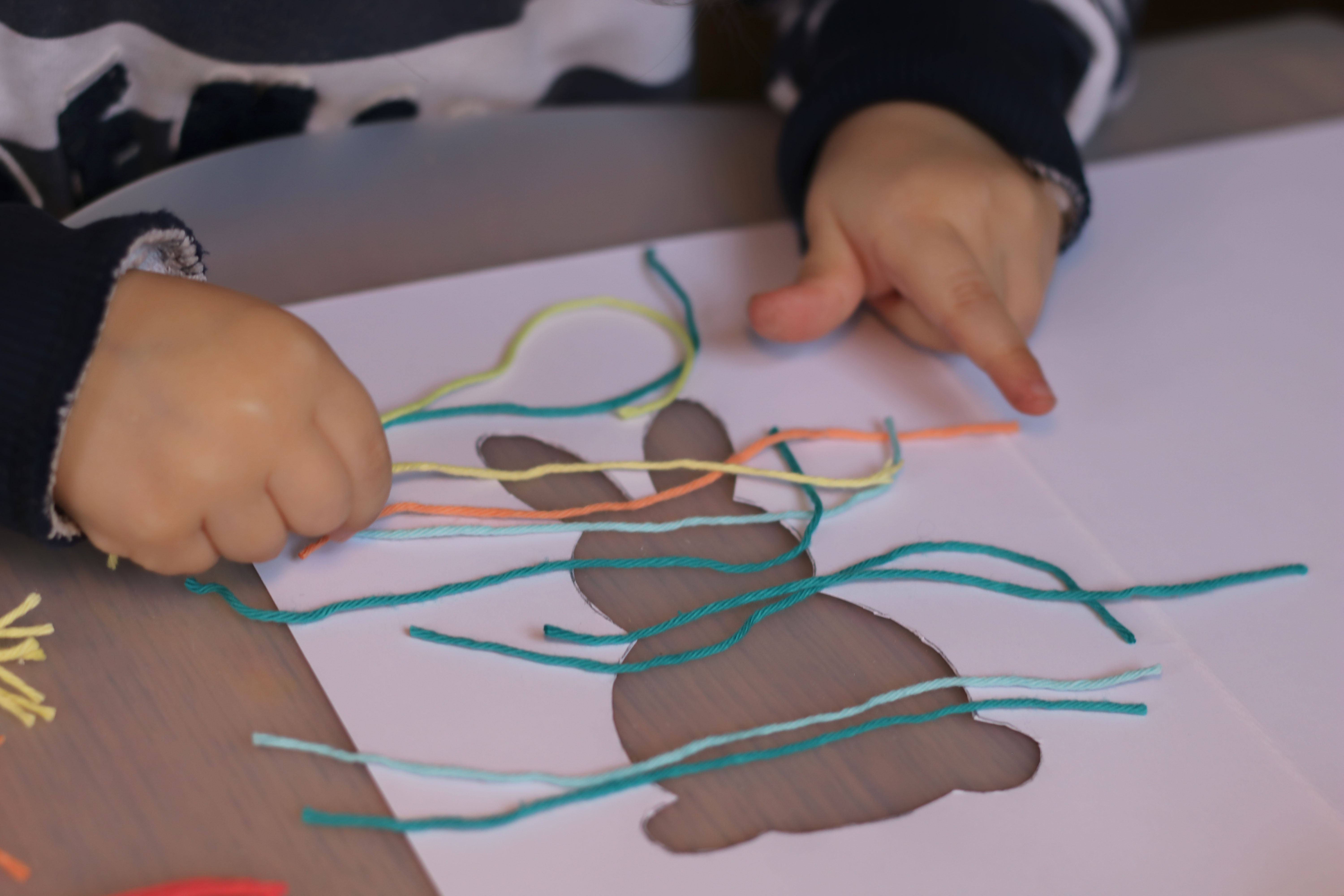 wollfäden kleben kleinkind u3 basteln