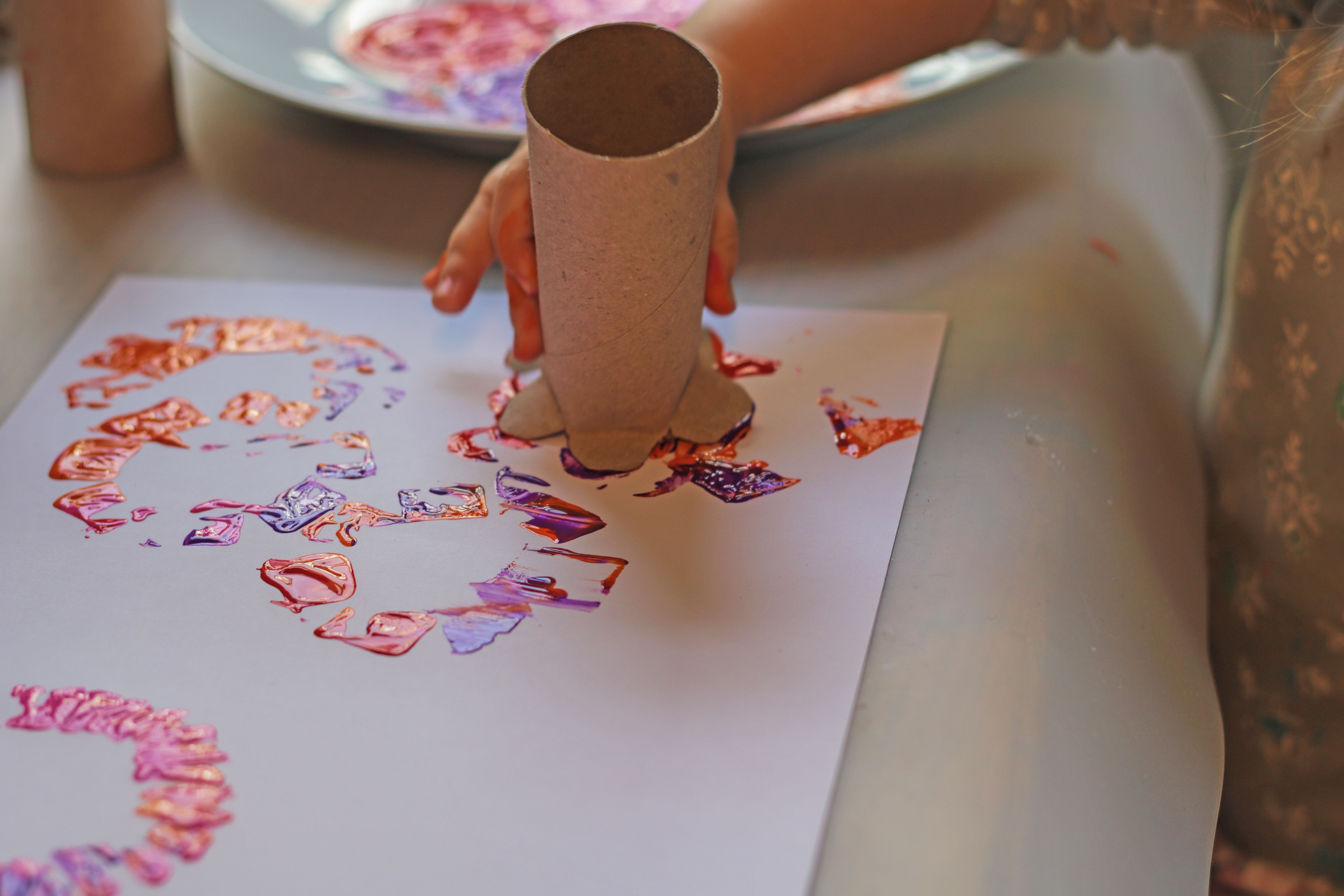 toilettenpapierstempel klopapierstempel kleinkinder basteln frühling, ostern, muttertag, vatertag